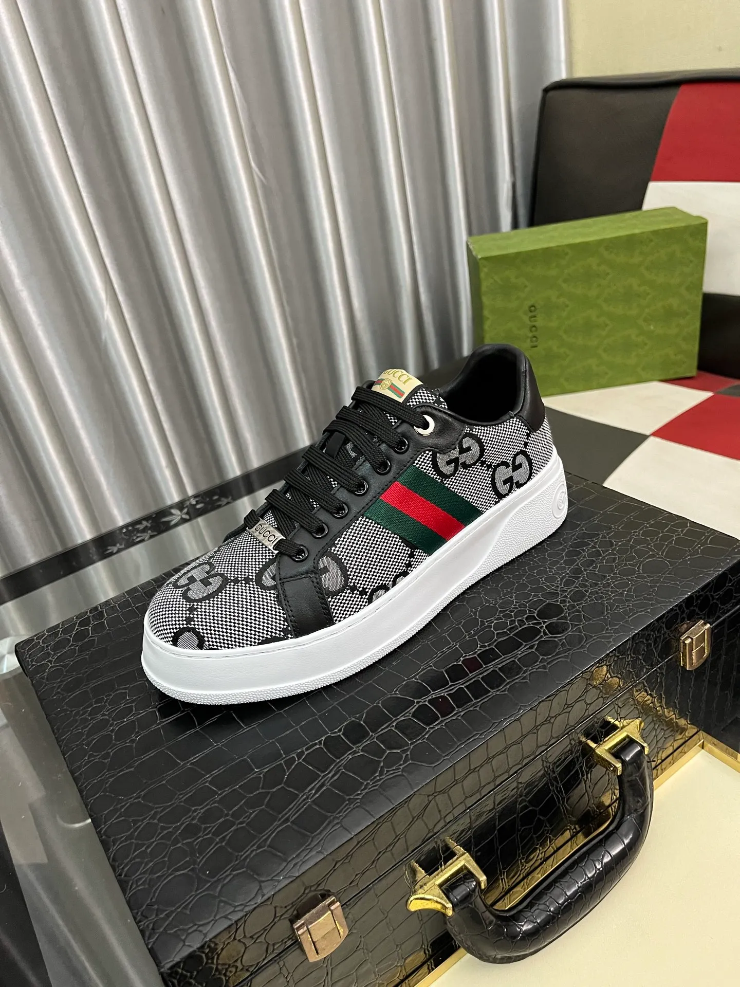Men's Men's Shoes 💰420⌚️⌚️《Gucci*》The latest hot style casual shoes, top brand [seduce] luxury~purchase, top~quality. [Strong] The upper is made of imported breathable cowhide with material ➕ breathable sheepskin feet (•) and fine workmanship. The original stylish and stylish soft rubber wear-resistant outsole is light and comfortable on the foot. The real thing looks better when photographed in real life. 305: code: 38-44, 3️⃣ colors available